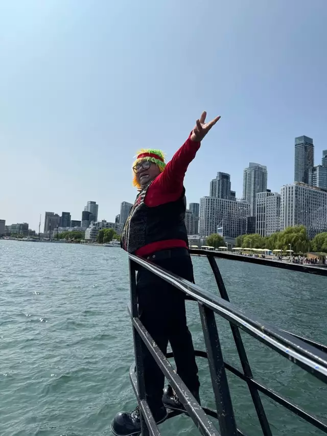 Cruise Ship/Yachts: Toronto Breeze 5