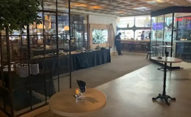 Restaurants: Walrus Pub & Beer Hall 18