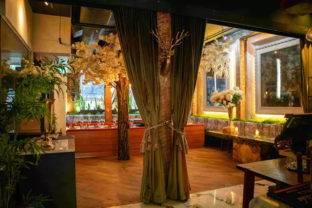 Restaurants: Woods Restaurant 1