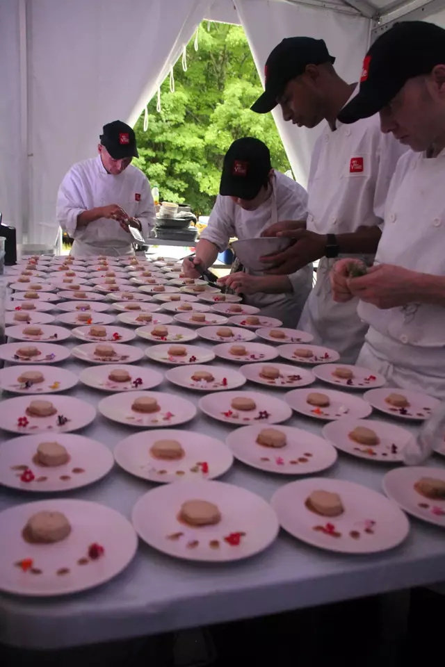 Full Service Caterers: en Ville Event Design and Catering 11